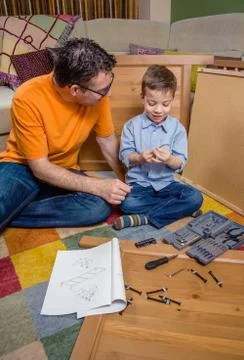 Father and son assembling a new furniture for home Foto stock