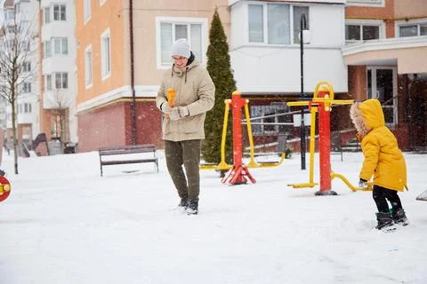 Father and son having fun together, family time. Winter season vacations. Happy 스톡 사진