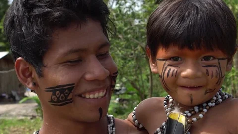 Father and Son at an indigenous tribe in the Amazon Vídeos de archivo 74592913