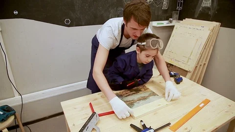 Father and son make a frame for the painting in the carpentry class Vidéo 102240673
