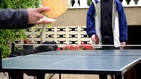 Father and son play table tennis during COVID 19 quarentine Vídeos de archivo 126916124