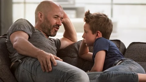 Father and son talking on the couch Vidéo 78876872