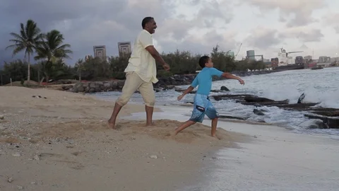 Father and son throwing rocks on a beach. 스톡 동영상 88371808