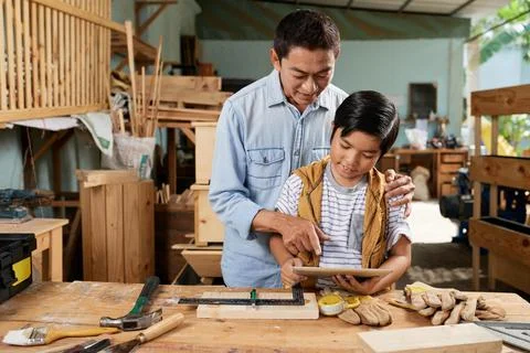Father and son watching tutorial Foto stock