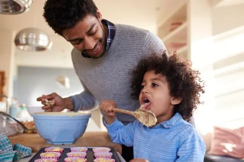 Father Baking Cake With Son In Kitchen At Home Foto stock
