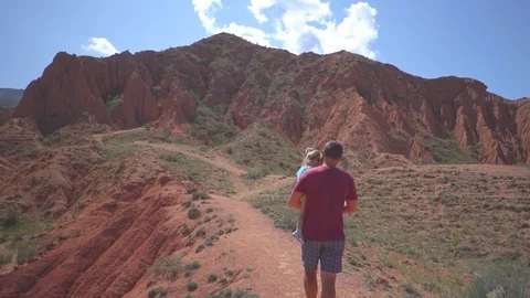 Father with child in the mountains Vidéo 95835417