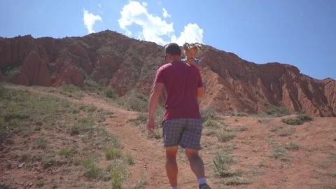 Father with child in the mountains Vidéo 101010568