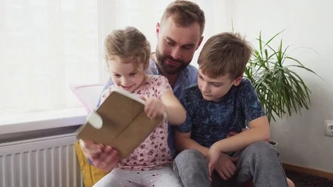 Father with children using a tablet Stock Footage 82422586
