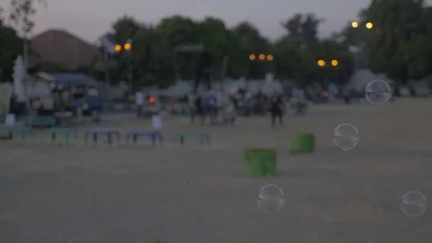 Father creates soap bubbles 動画素材 90449668