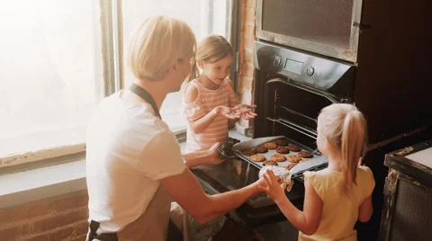 Father with daughters on kitchen Foto stock