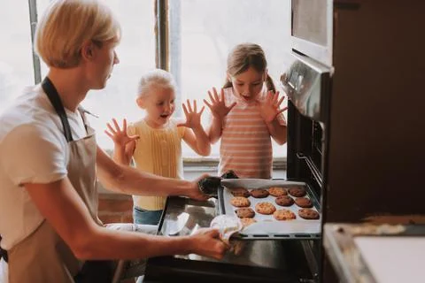 Father with daughters on kitchen Foto stock