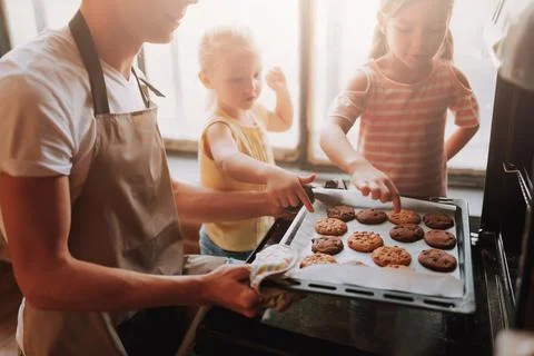 Father with daughters on kitchen Foto stock