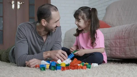 Father develops a child. 動画素材 106589482