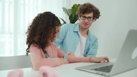 Father explain programing system while pointing at laptop screen. Pedagogy. Video stock 283805286