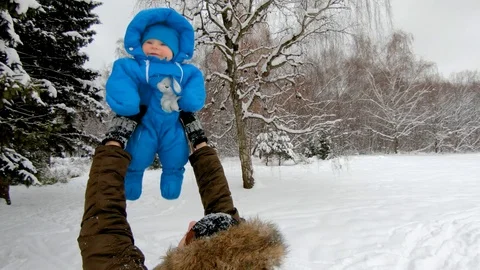 Father having fun with his child in winter park Stock-Footage 101387642
