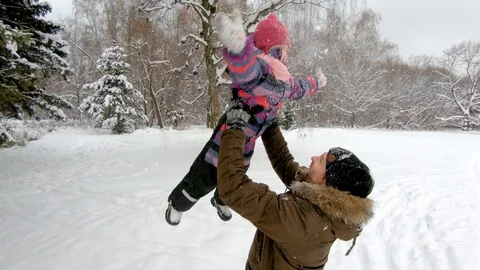 Father having fun with his child in winter park Stock-Footage 101387647