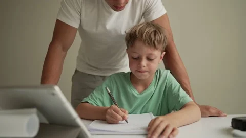 Father helping child do his homework at home. Homeschooling, distance learning Vidéo 195254110