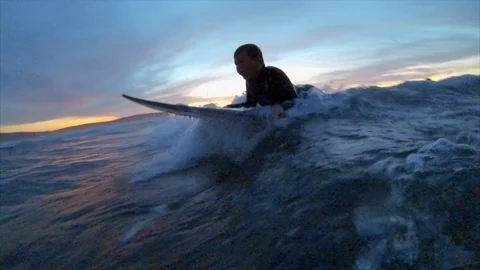 Father helping his son to catch a wave on his surfboard. Stockbeeldmateriaal 88368886