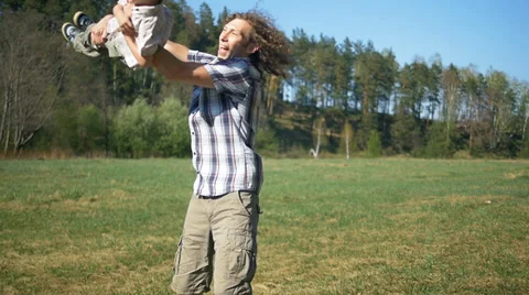 Father playing with son, slowmotion 库存影片 38847297
