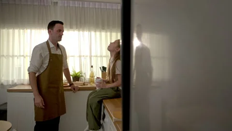 Father preparing a healthy breakfast while his daughter sits on the kitchen Vídeos de archivo 340938411