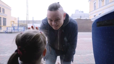 Father says goodbye to daughter on train station platform Vidéo 125336853