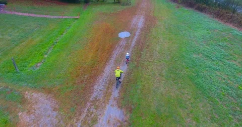 Father Son on Trail Stockbeeldmateriaal 106896991