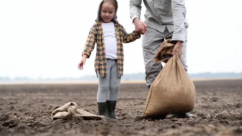 Father taking the sack and daughter's hand, walking out of frame Vidéo 285320430