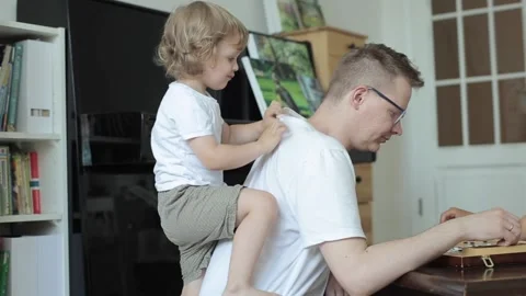 A father talks to his daughter while playing an ancient Chinese game Go while a 库存影片 135026101