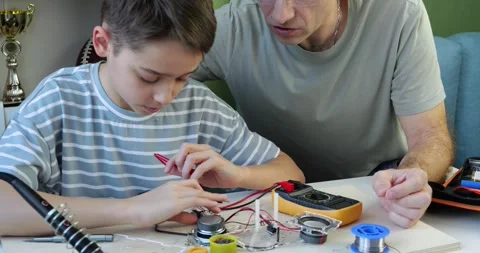 Father teaches son about electronics. Dad and boy explore circuit components 스톡 동영상 344998745