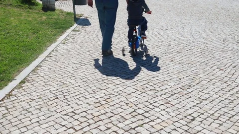 Father teaching son bicycle Video stock 91724274