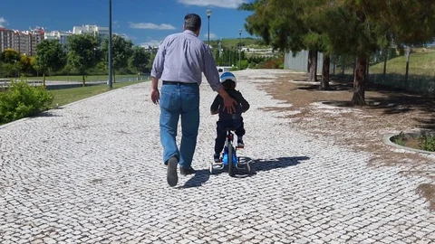 Father teaching son bicycle Video stock 91724287