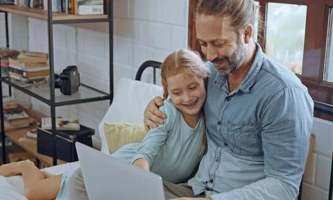 Father using laptop computer with young daughter. Happy family, Father feel.. Stock-Fotos