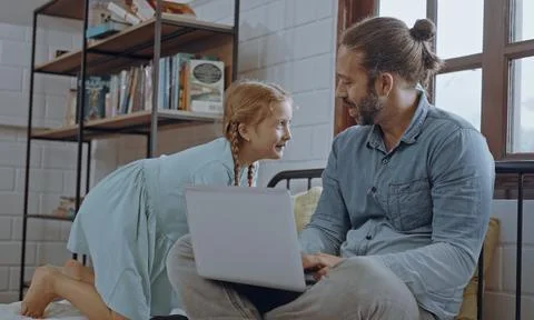Father using laptop computer with young daughter. Happy family, Father feel.. Foto stock