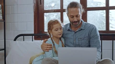 Father using laptop computer with young daughter. Happy family, Father feel.. Foto stock