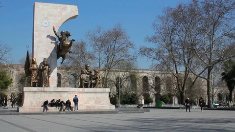 Fatih Sultan Mehmet Monument and Bozdogan ( Valens ) Aqueduct behind Vídeos de archivo 104119829