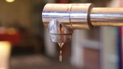 Faucet dripping in slow motion 動画素材 122548207