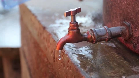 Faucet plastic cup Kenya Vídeos de archivo 55090365