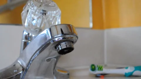 Faucet running while placing toothpaste on brush 動画素材 2975155