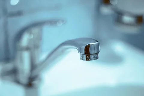 The faucet in the sink 库存照片