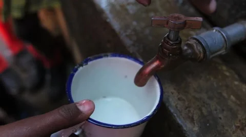 Faucet tin cup Kenya Vídeos de archivo 55090420