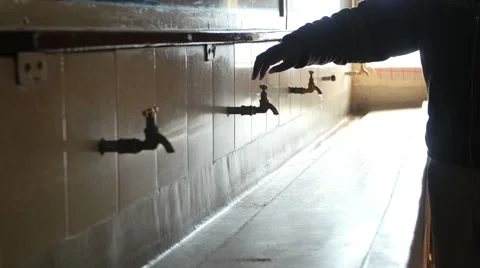 Faucet turn off Vídeos de archivo 55090400