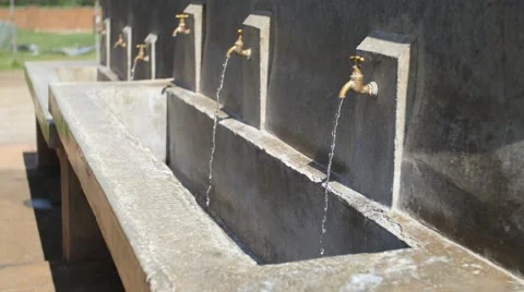 Faucets running side shot Vídeos de archivo 55090413