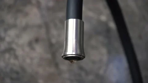 Faulty dripping faucet in the kitchen Video stock 143634586