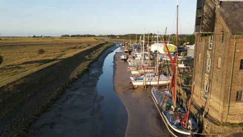 Faversham Creek at sunset with low tide and boats 스톡 동영상 135835524