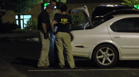 FBI examines car trunk 動画素材 34475720