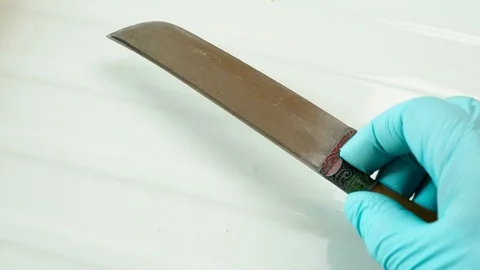 FBI forensic lab examination of handmade islamic ISIS attack knife horn handle Vidéo 112094400