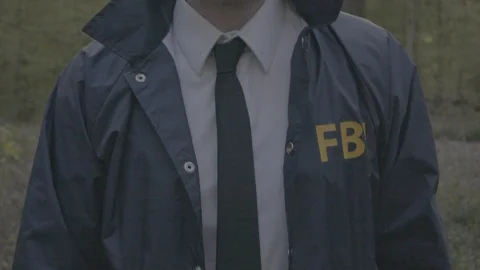 FBI Officer walking towards camera in the forest Vidéo 106810526