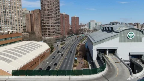 FDR Drive beside the River and Upper East Side Towers Vídeos de archivo 126794398