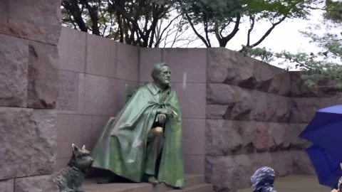 FDR statue is wearing a cloak in light rain at FDR Memorial, Washington, DC Vídeo Stock 284292185