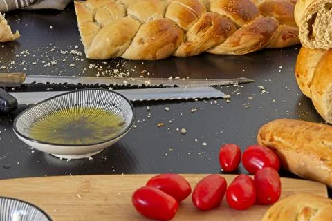 Feast, messy table. Bread in the shape of a braid. Sweet Challah. breakfast Foto stock